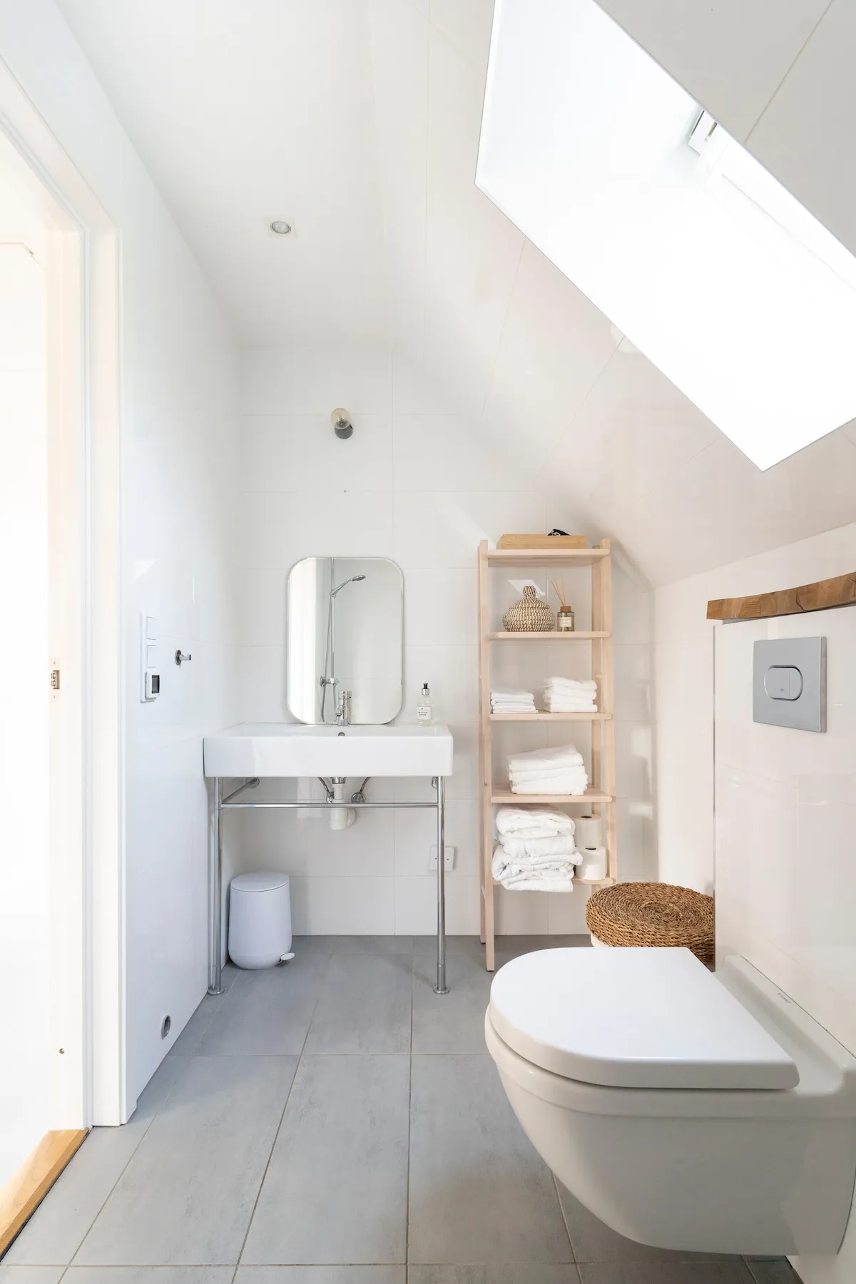 Modern full bathroom