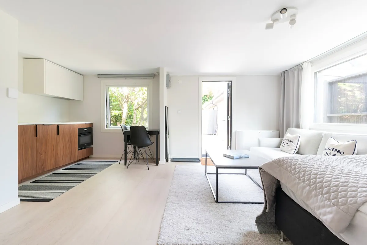 Wohnzimmer mit großzügigem Lichteinfall